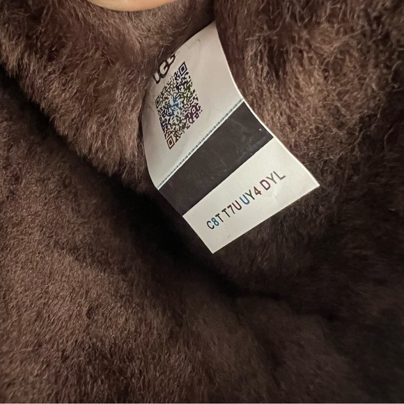 UGG Classic Genuine Shearling Lined Short Boot - Picture 9 of 9